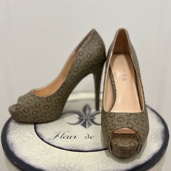 Guess wrapped heel platform pumps beige tan brown classic Guess logo print 5 1/2 - Picture 2 of 9